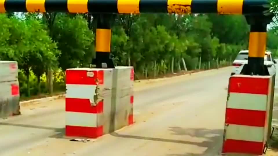 实拍小车飞速过限宽减速带，心疼车主一秒钟！可惜了这么好的车