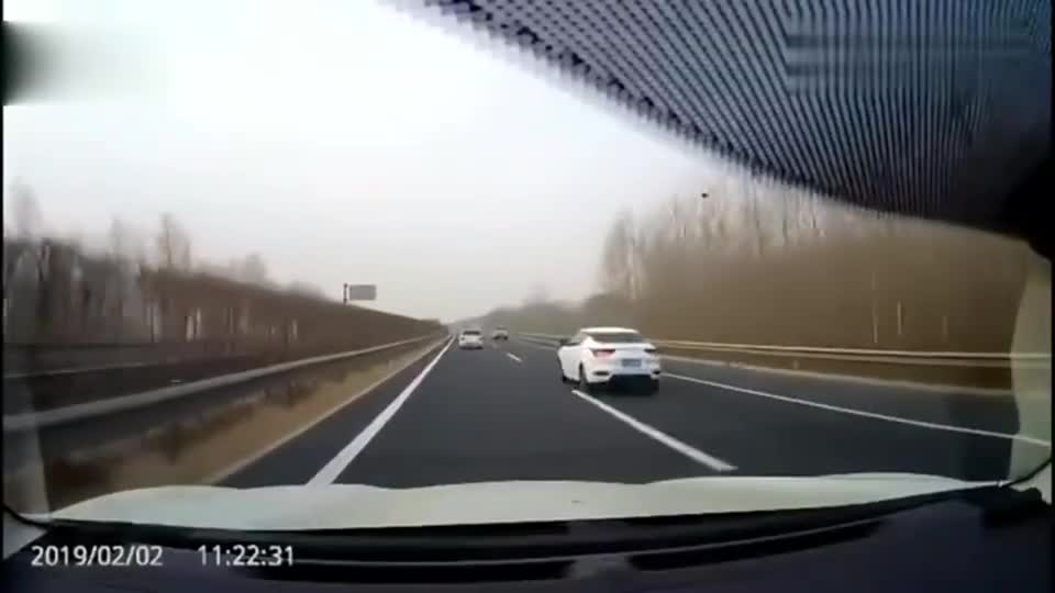 行车记录仪实拍：在高速上，出现马路“杀手”，实在是反应不过来
