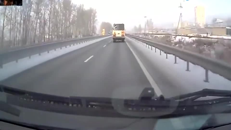 太恐怖，实拍逆向车飙驰高速超车道，与来车相撞瞬间化为齑粉