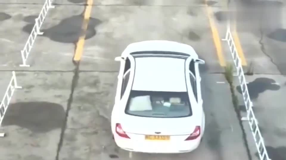 实拍：科目二这位学员直角转弯挂科了，你知道错在哪里吗？