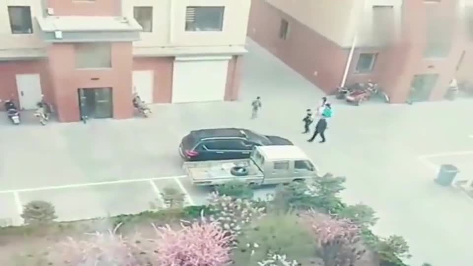 监控实拍：这就是女司机，倒个车，看着真费劲！