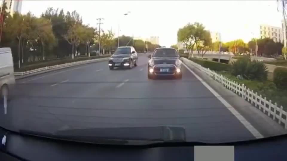 监控实拍：宾利女司机猛地追尾撞击上前车，把女司机给“吓”一跳