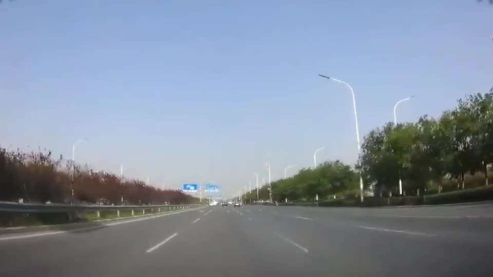 行车记录仪实拍：遇见奇葩的老年车，转向灯让我无语了