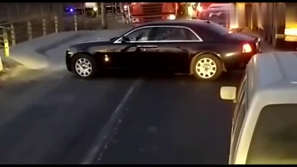 行车记录仪实拍：这是技术不行，还是开的车太豪华，紧张了？