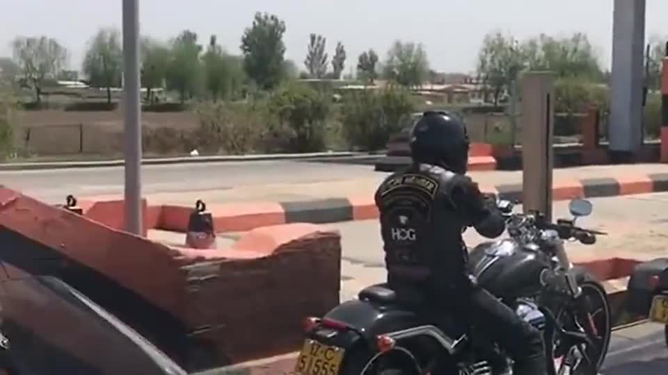 实拍：收费站偶遇哈雷大军，统一的服装，我怀疑他们要去抢亲呀！