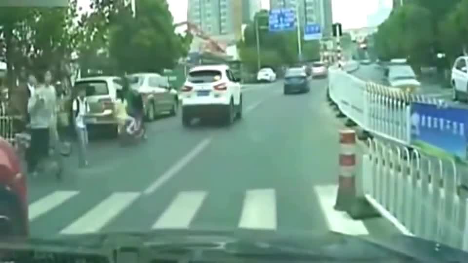 监控实拍，斑马线前礼让行人，小男孩的这一鞠躬，让人很暖心