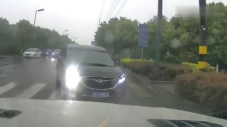 行车记录仪实拍：好强势的左转弯，是我错了吗