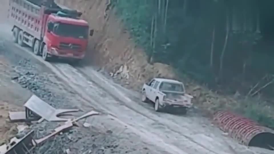 实拍：连续下坡踩油门，这大货车司机是嫌命太长了吗？