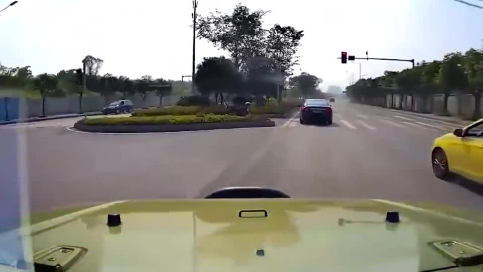 实拍：两个女司机发生追尾，被男司机嘲笑智商低