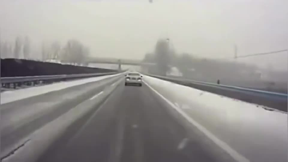 行车记录仪实拍：雪天高速超车，一次就长记性了