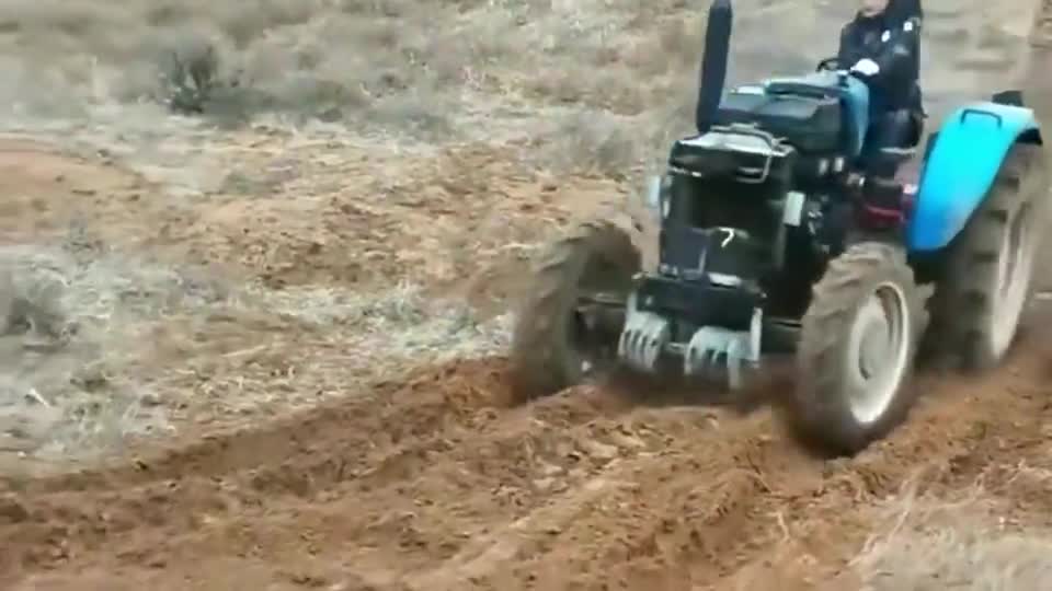 行车记录仪实拍：开拖拉机也来越野，恕我直言，这家伙只适合犁地