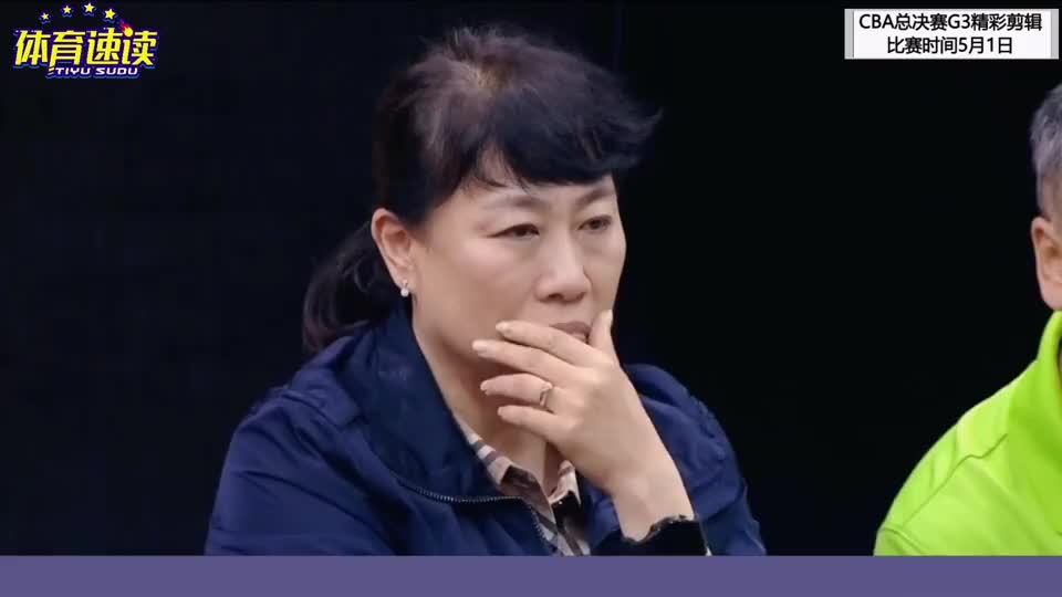 胡明轩和张镇麟的妈妈在场边看球:一个安静,一个霸气带着官威|胡明轩