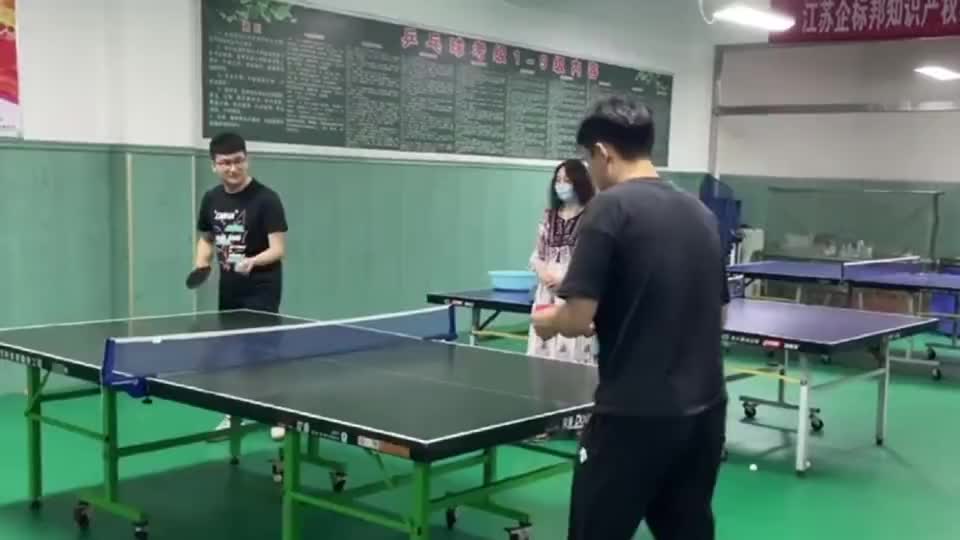 黄晨乒乓球比赛赢后霸气摔拍带他女朋友去吃饭