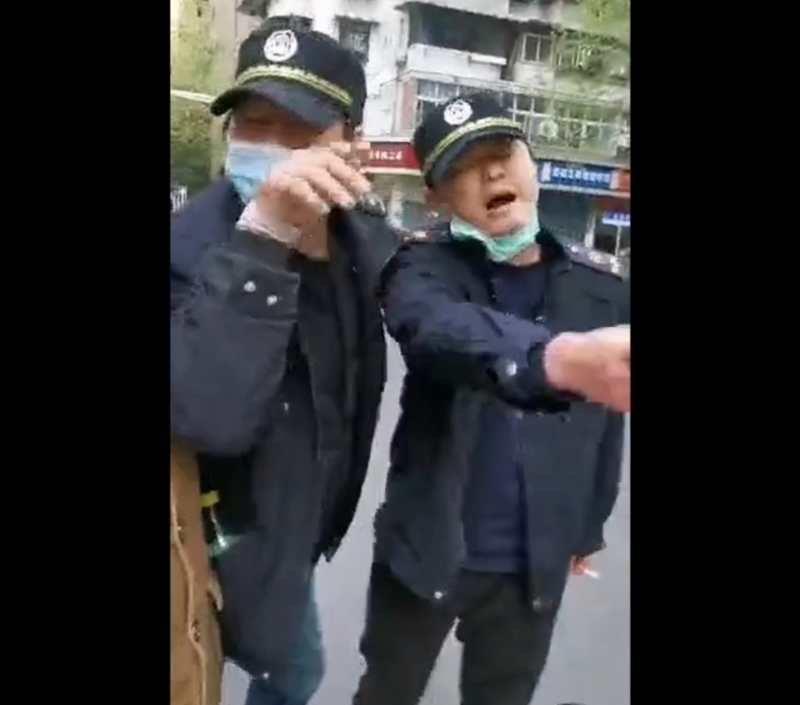 武汉一名城管地痞流氓式辱骂女防疫人员,官方:已将其辞退