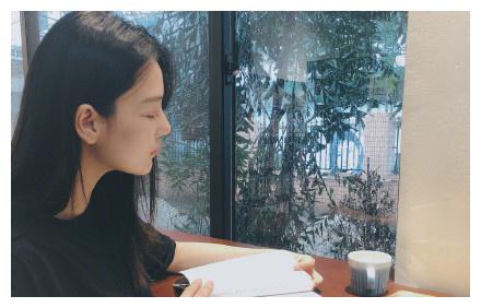 张馨予下雨天晒美照,怀孕8个月身材依旧纤细,被何捷宠成小女人
