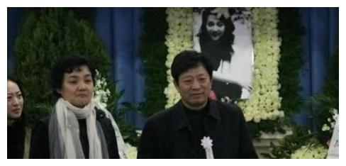 2009年,潘星谊被鱼缸割喉死在父亲怀里,葬礼上父亲的笑耐人寻味
