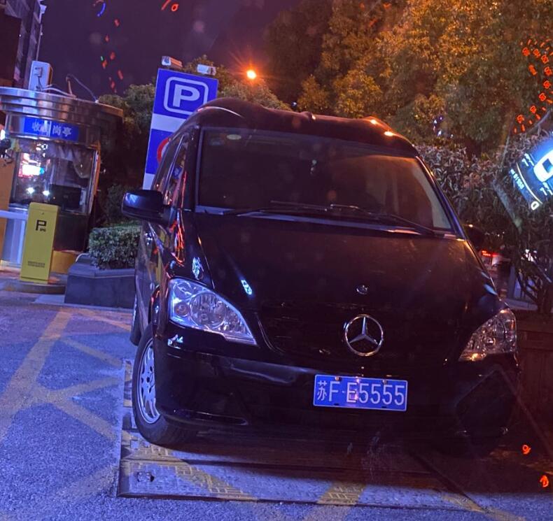 南通启东街头实拍奔驰Vito房车，车牌