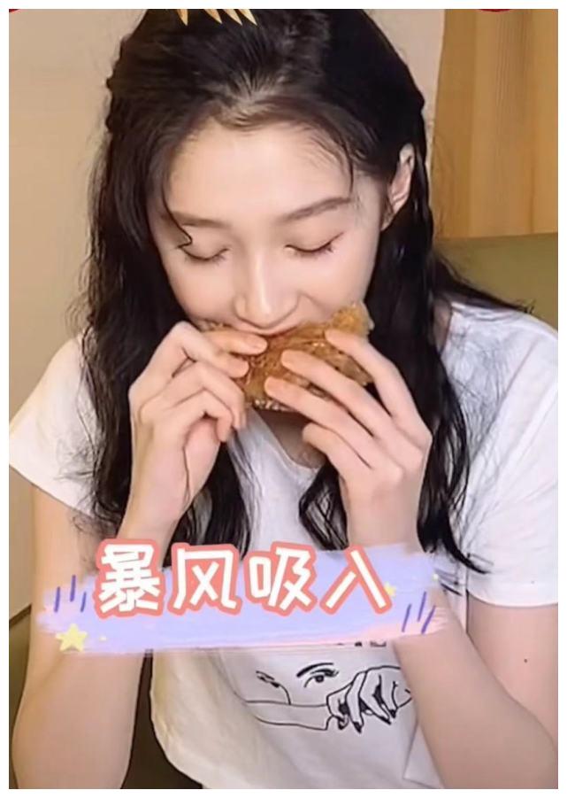关晓彤怼粉后又示弱亲自剪辑干饭视频手戴红色转运绳出镜