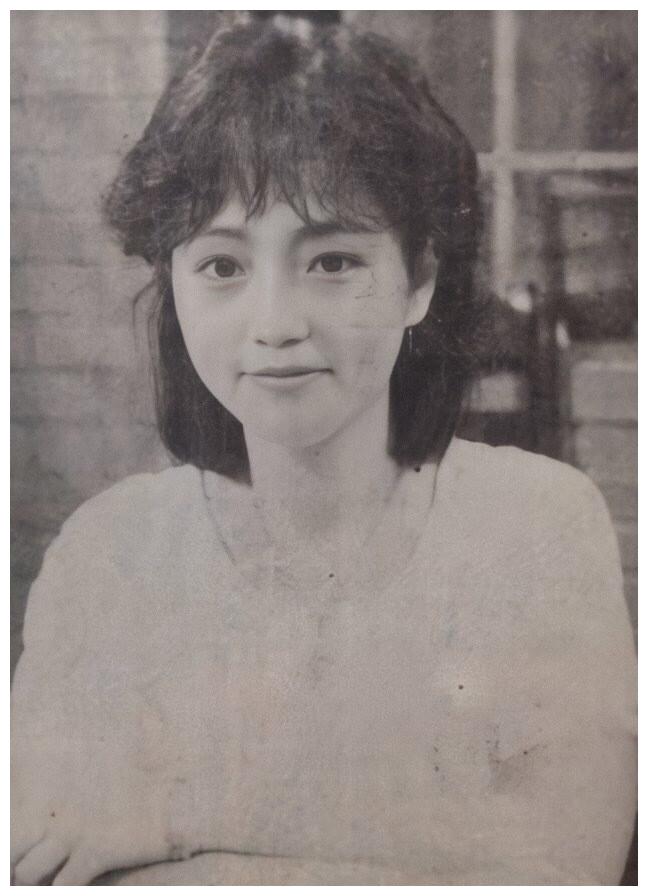 同学吴君如,张家辉都曾说过苑琼丹年轻时是一枚"靓女",身边常吸引到
