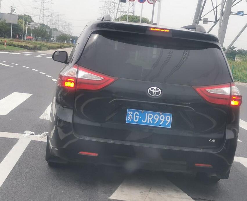 南通东方大道实拍丰田锡耶纳商务车，车牌
