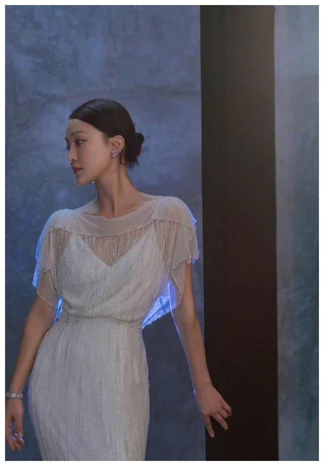周迅美回《画皮》时期,白色薄纱礼服秀天鹅颈,还是那个灵动仙子