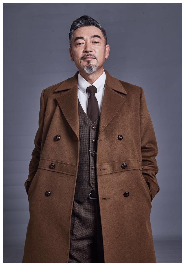 不显老,旁边还是何涌生,两人颜值不分上下