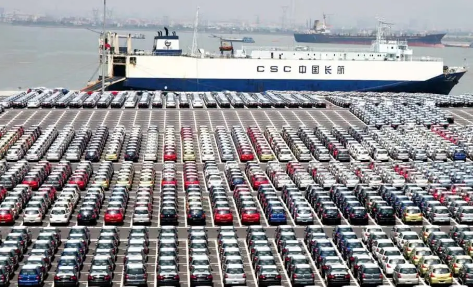 降20万也卖不掉的库存宝马，在港口日晒雨淋，积满灰比报废难受