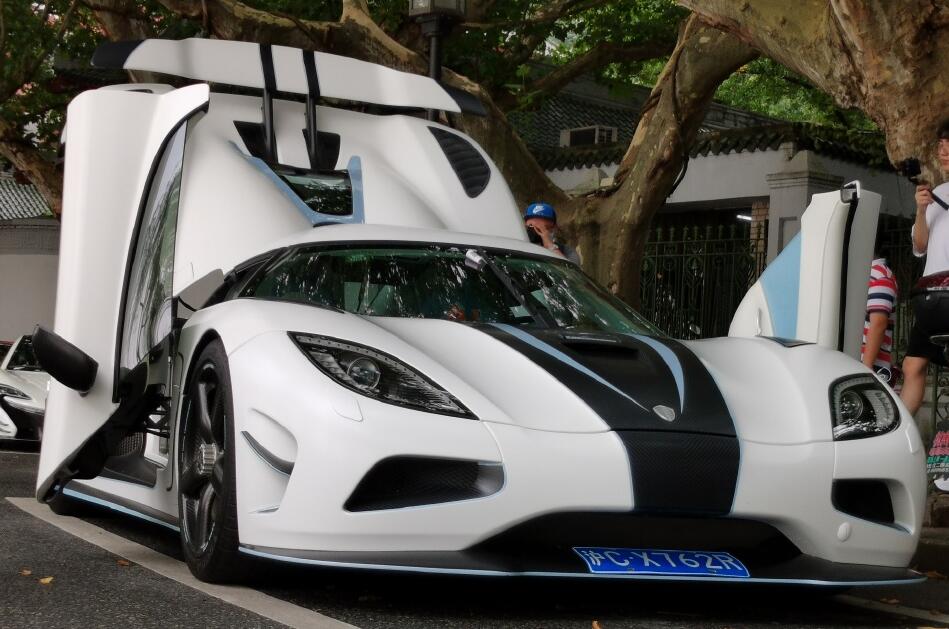 杭州西湖边实拍柯尼塞格跑车，剪刀门太亮眼，回头率百分百！