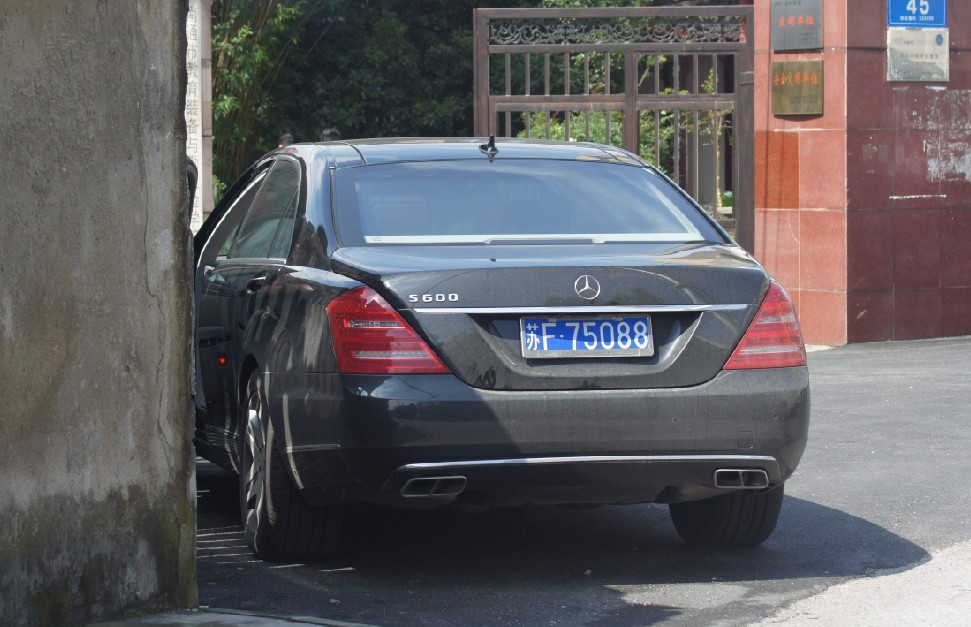 南通港闸区街头实拍奔驰S600L，气场不输宾利RR！