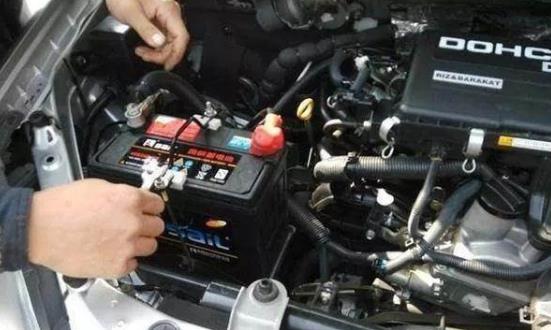 再怎么新的汽车电瓶，熄火时有这4个操作，电瓶用不了一年