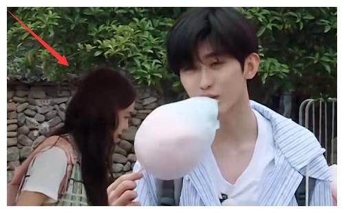 奔跑吧:蔡徐坤吃棉花糖,谁注意baby在干啥?当妈的都懂