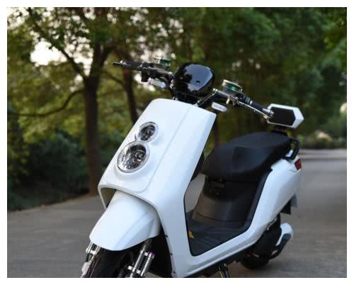 电动车被强制安装脚踏板，车友：咋不连后视镜一起安上？