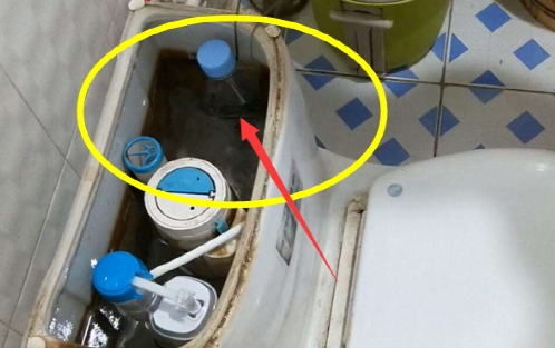 马桶水箱里扔个塑料瓶,半年也不用洗马桶了,不仅干净还能除异味
