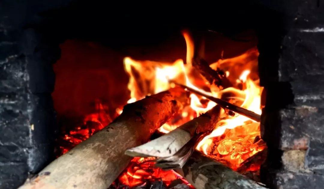 烧柴火污染环境，天然气不可再生，能将两者优点结合起...