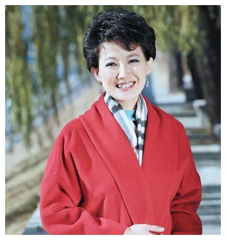 她是《新闻30分》主持人,工作22年从不化浓妆,今45岁依旧未婚!