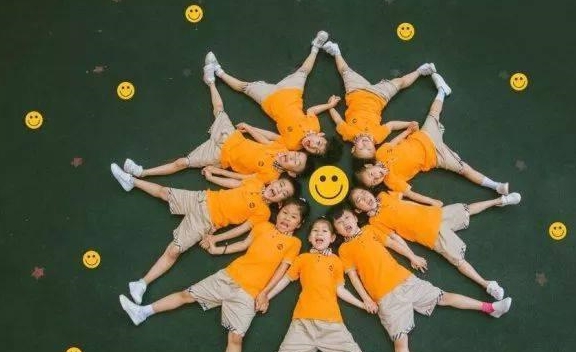 大学毕业照怎么拍?来看看幼儿园的毕业照,网友直呼:太有创意了