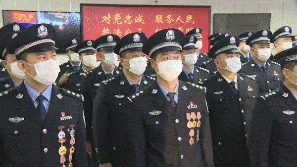 电梯师傅的电话才打过来,各种的解释和理由……其实,我的丈夫是警察