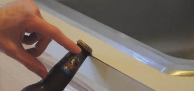 喝了十几年啤酒,才发现有个小机关,用手能拧开,一看就会