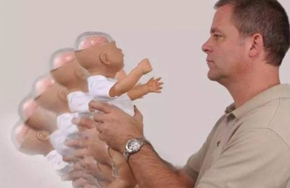 3岁内宝宝哭闹时,这种方式哄娃不当反致命!别再用悲剧敲警钟休闲区蓝鸢梦想 - Www.slyday.coM 3岁内宝宝哭闹时,这种方式哄娃不当反致命!别再用悲剧敲警钟休闲区蓝鸢梦想 - Www.slyday.coM