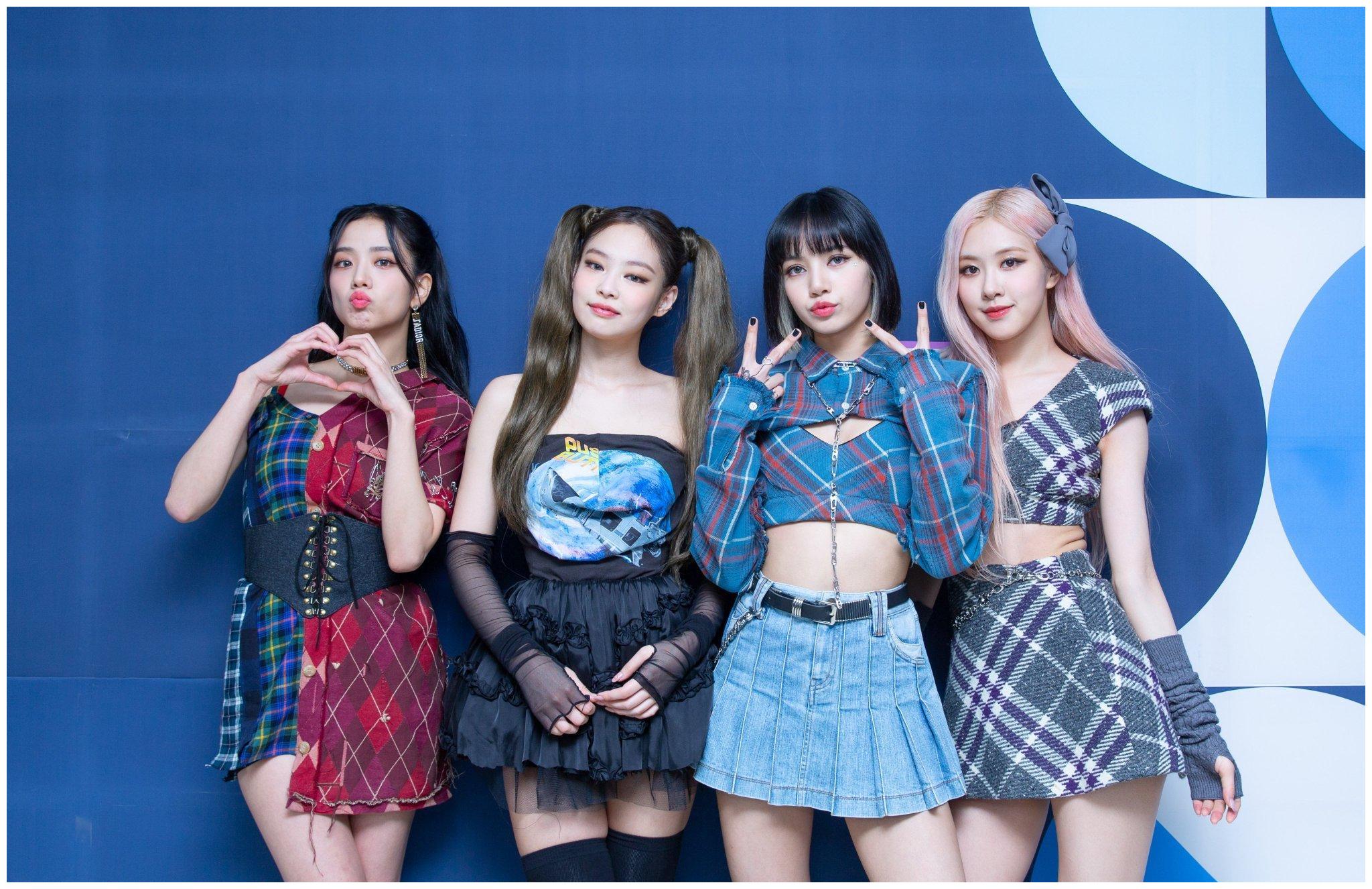 Blackpink圣诞服装照片,blackpink照片稀有 blackpink金智秀送祝福,lisa嘟嘴又萌又可爱,晒粉丝