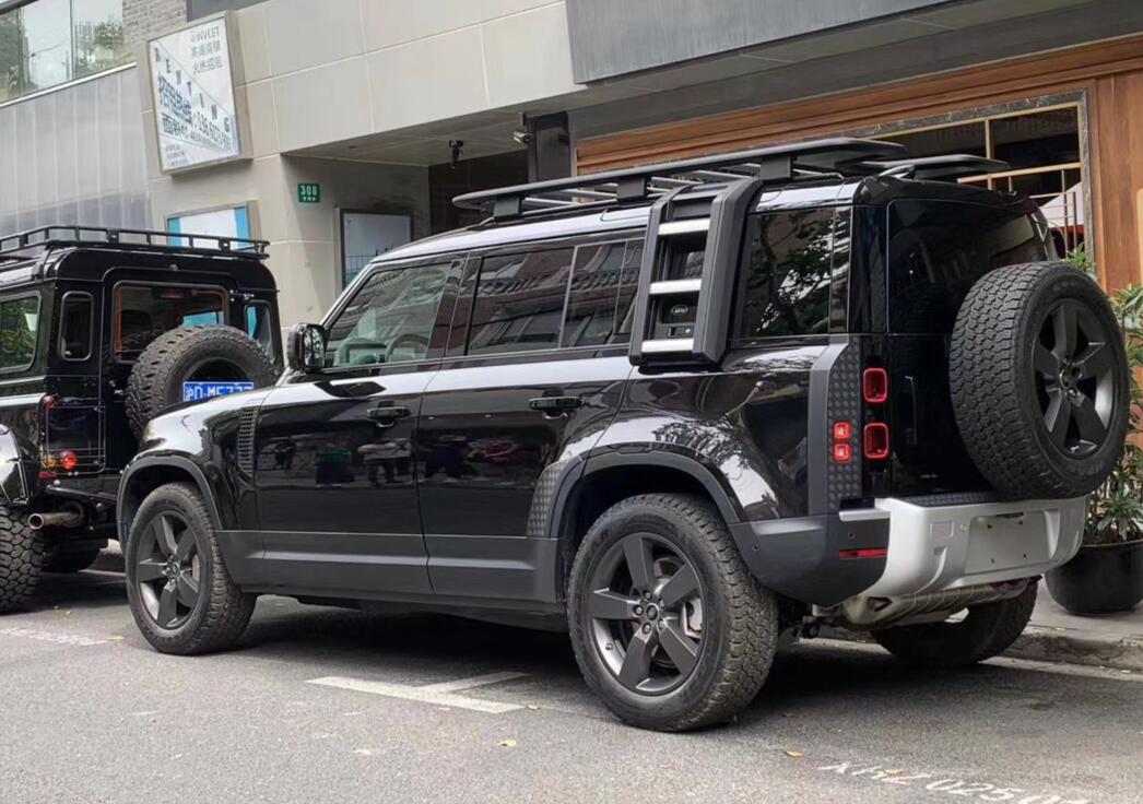 上海街头实拍新款路虎卫士，外观和老款相比变化巨大！