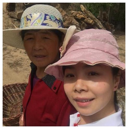 国家一级演员因买不起房,放弃名利回农村,如今下地放牛成日常