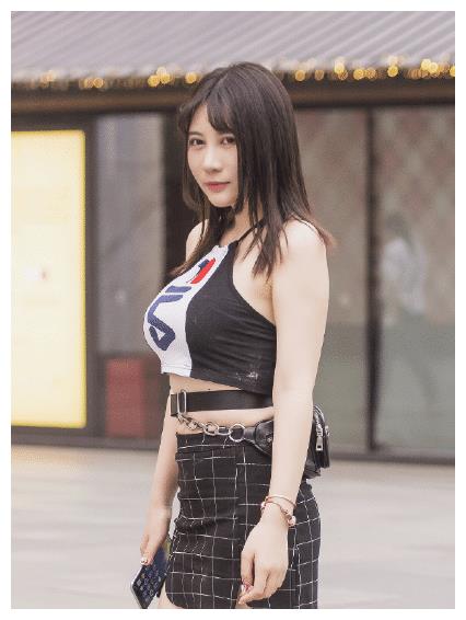 腰带都是系裤子上,你却直接系在腰间,为了显身材真是够拼的