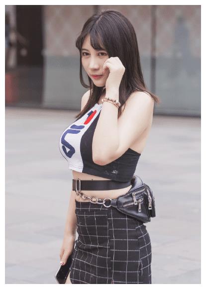 腰带都是系裤子上,你却直接系在腰间,为了显身材真是够拼的