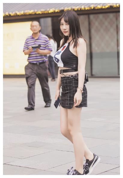 腰带都是系裤子上,你却直接系在腰间,为了显身材真是够拼的