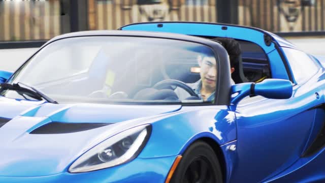 买这台车？要不有钱，要不有病