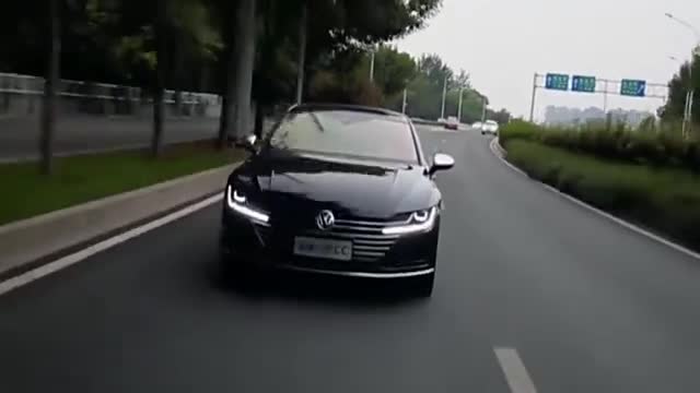 新款纯黑色大众CC路遇真车外观霸气威武！
