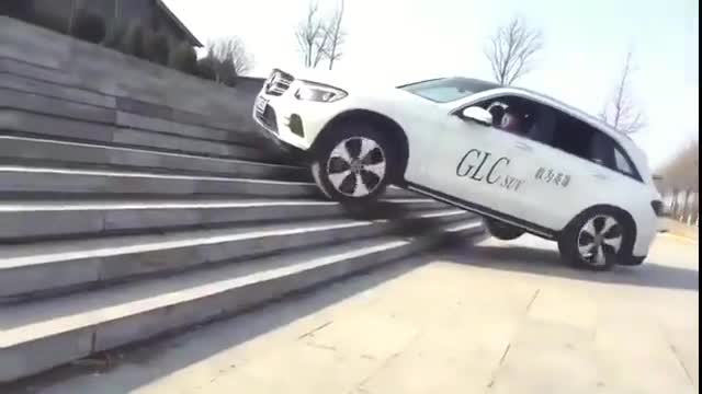 全新奔弛GLC挑战爬台阶，这动力再也不怕马路牙子！