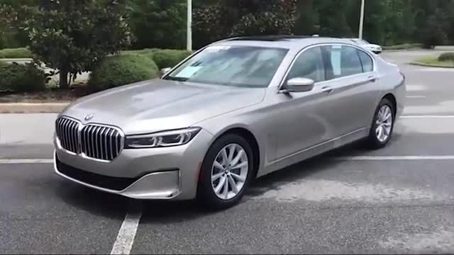 可算见到了，2021款宝马7系实拍，打开车门后，不再考虑奔驰S级