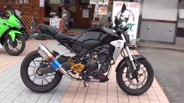 街头实拍本田CB250R，颜值不赖，感觉如何？